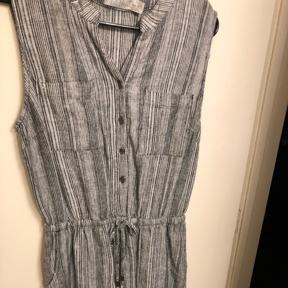 Gray and white romper. - Picture 2 of 4